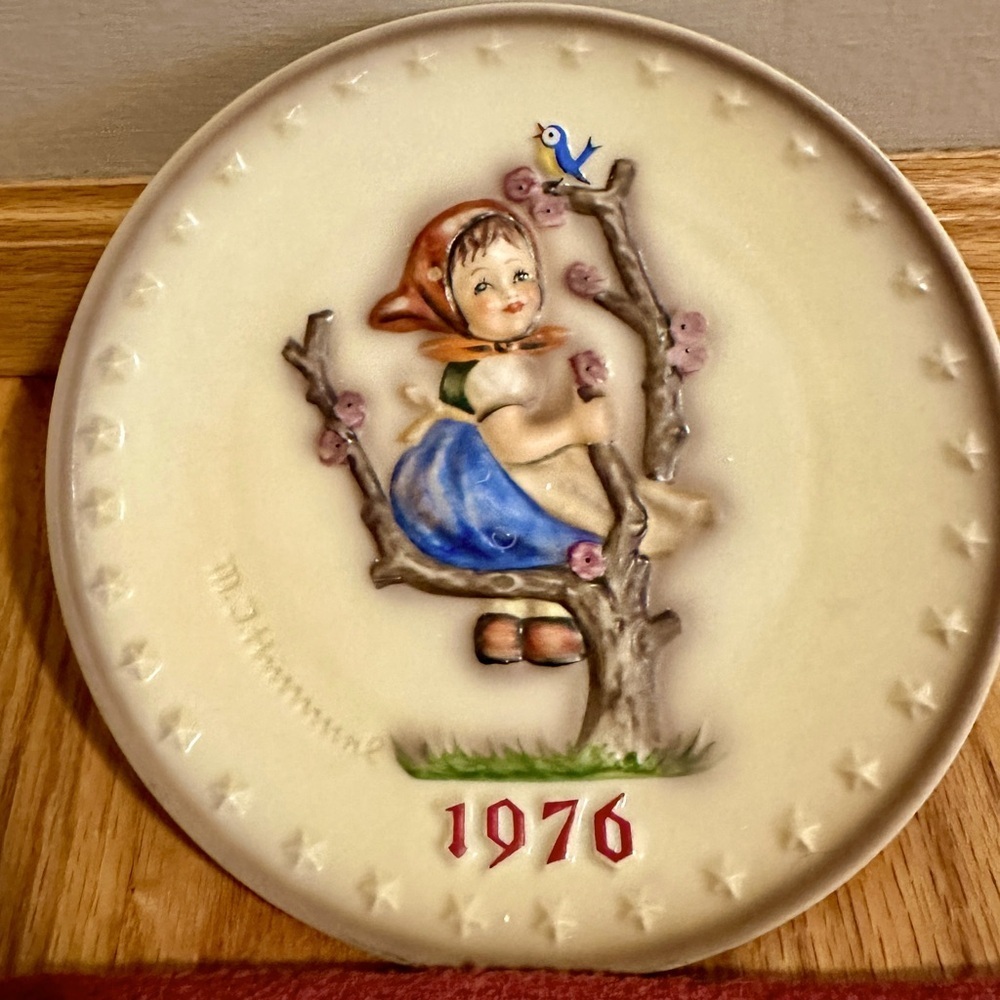 Vintage 1976 Hummel Goebel hand-painted Annual Plate in Box